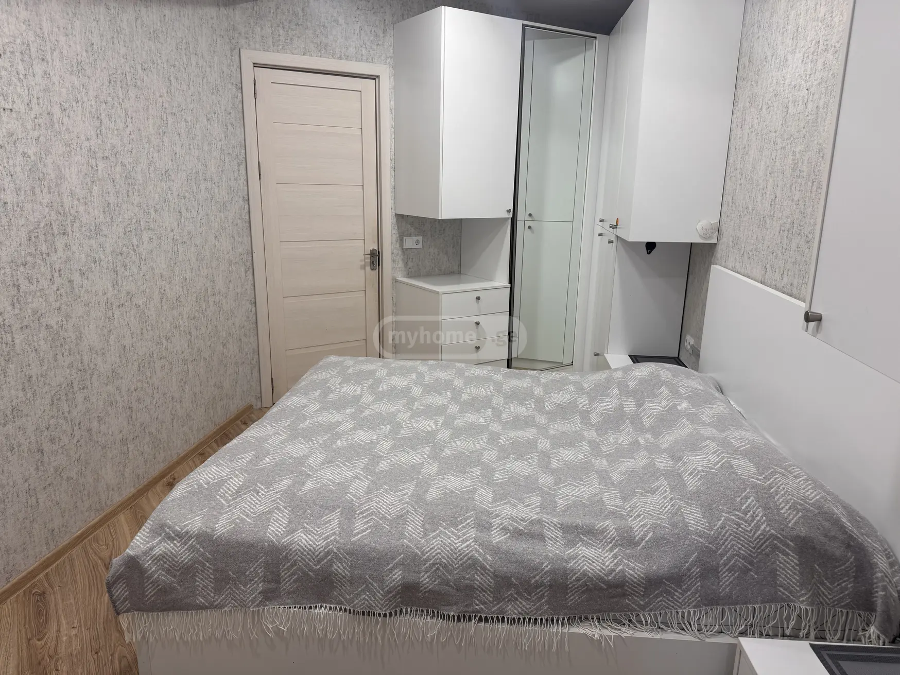  იყიდება 2 ოთახიანი  ბინა ნუცუბიძის პლატოზე  კაპანელის ქუჩაზე 