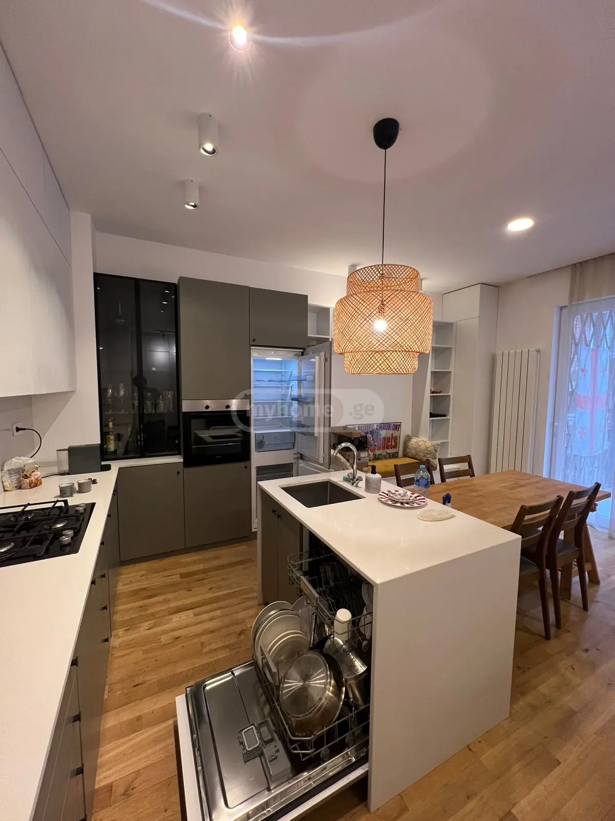  ქირავდება 3 ოთახიანი  ბინა საბურთალოზე  ანა პოლიტკოვსკაიას ქუჩაზე 