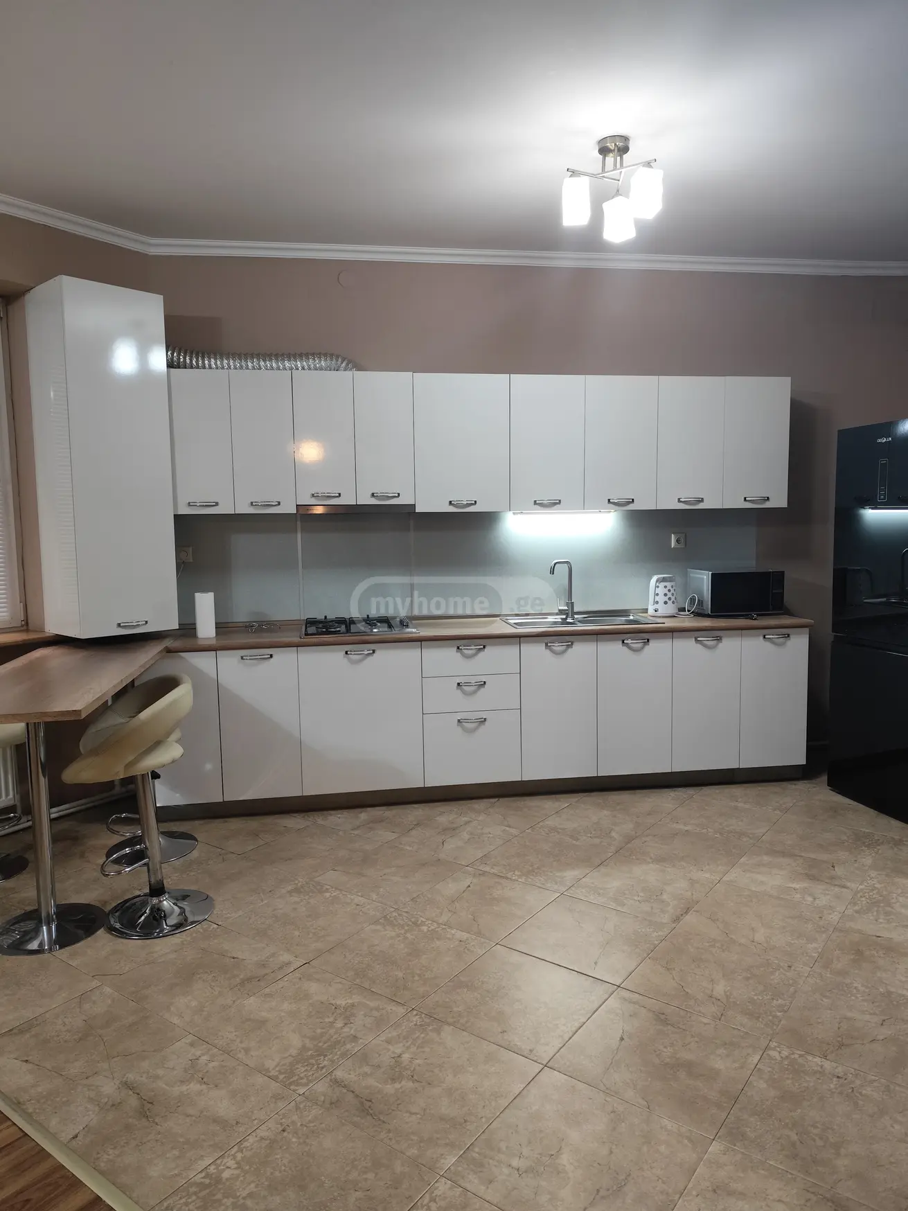  ქირავდება 3 ოთახიანი  ბინა საბურთალოზე  ბერბუკის ქუჩაზე 