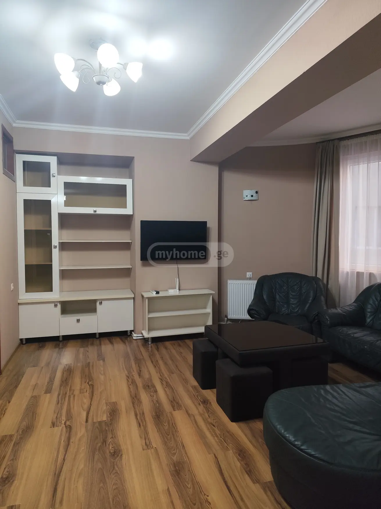  ქირავდება 3 ოთახიანი  ბინა საბურთალოზე  ბერბუკის ქუჩაზე 