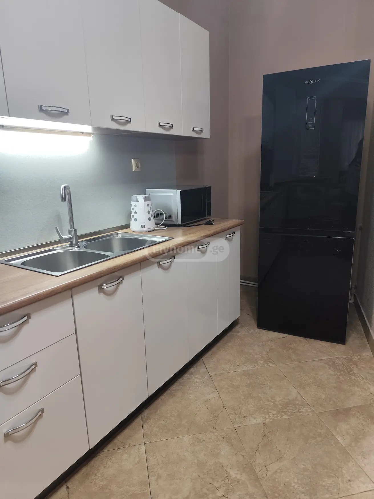  ქირავდება 3 ოთახიანი  ბინა საბურთალოზე  ბერბუკის ქუჩაზე 