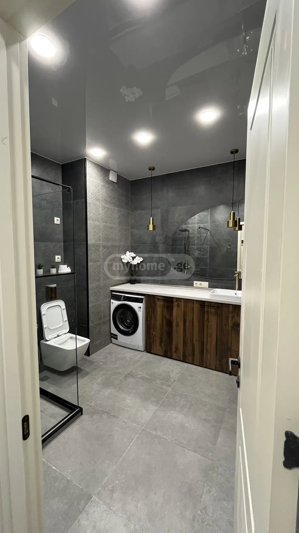  ქირავდება 3 ოთახიანი  ბინა საბურთალოზე  ანა პოლიტკოვსკაიას ქუჩაზე 