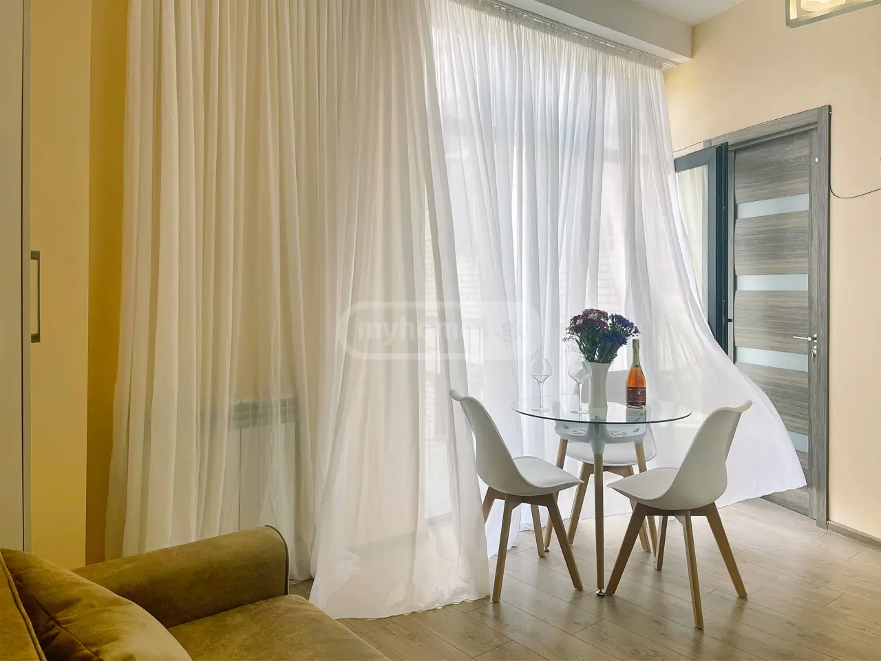  Сдаётся 2 комнатная  Квартира на Мтацминда  (Старый Тбилиси)  на ул. Атонели 