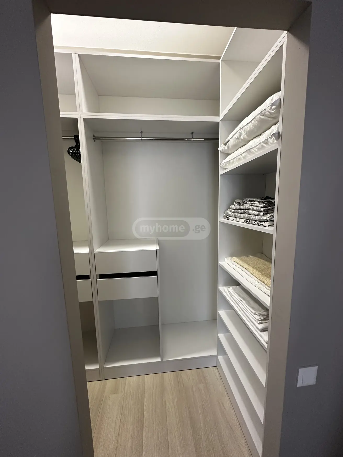  ქირავდება 2 ოთახიანი  ბინა საბურთალოზე  გელოვანის გამზირზე 