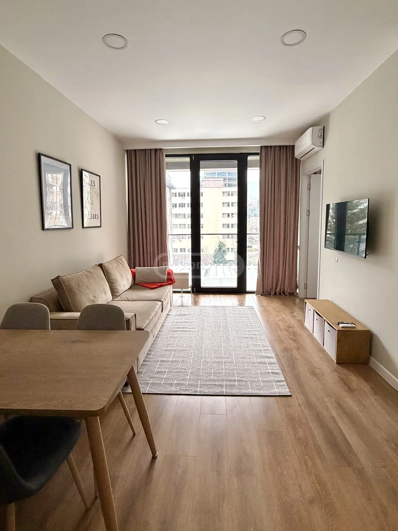  ქირავდება 2 ოთახიანი  ბინა საბურთალოზე  ანჯაფარიძე ზ. II შესში 