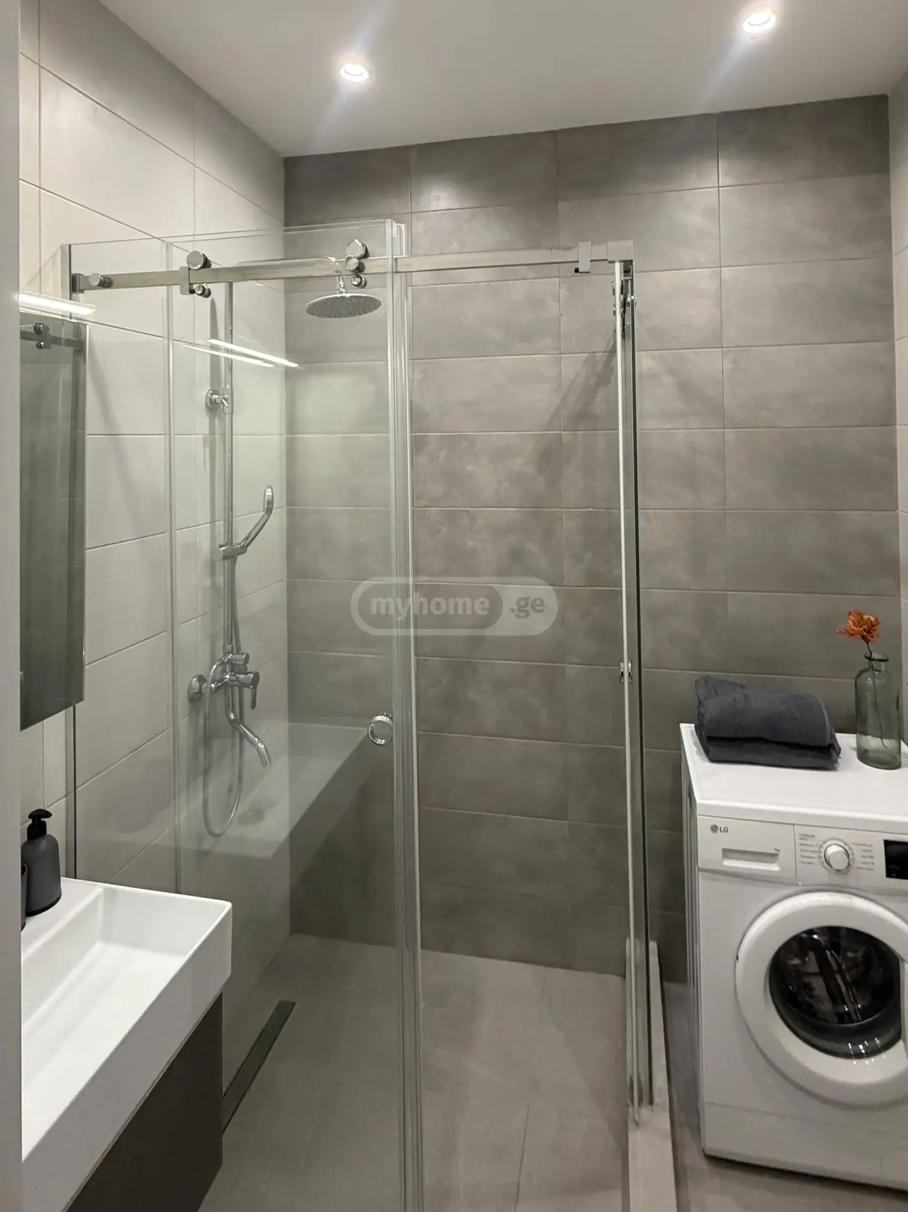  ქირავდება 2 ოთახიანი  ბინა საბურთალოზე  ანჯაფარიძე ზ. II შესში 