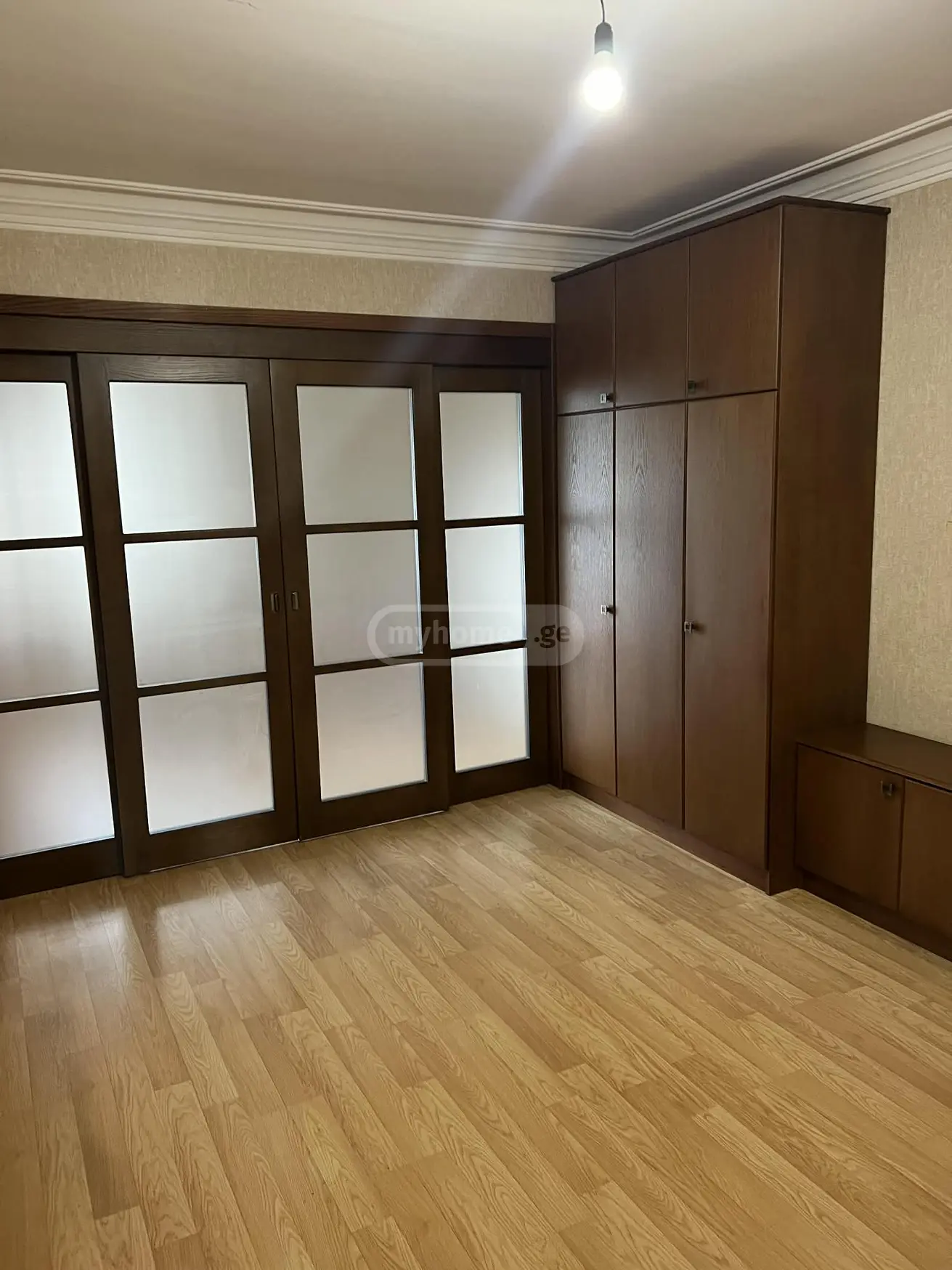  ქირავდება 4 ოთახიანი  ბინა საბურთალოზე  გაგარინის ქუჩაზე 