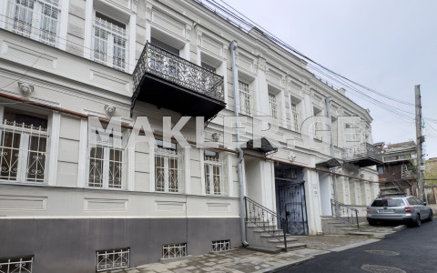  Продается 7 комнатная  Квартира в Сололаки (Старый Тбилиси)  на ул. Саятнова 
