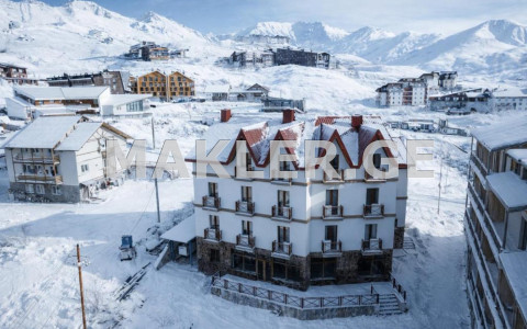  იყიდება 840 m² ფართობის კომერციული ფართი გუდაურში