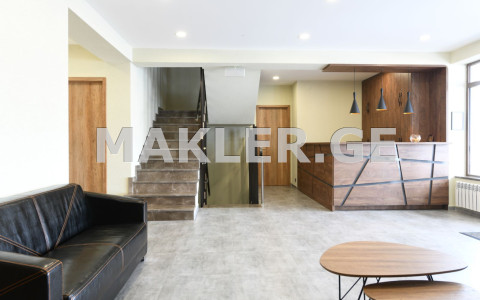  იყიდება 840 m² ფართობის კომერციული ფართი გუდაურში