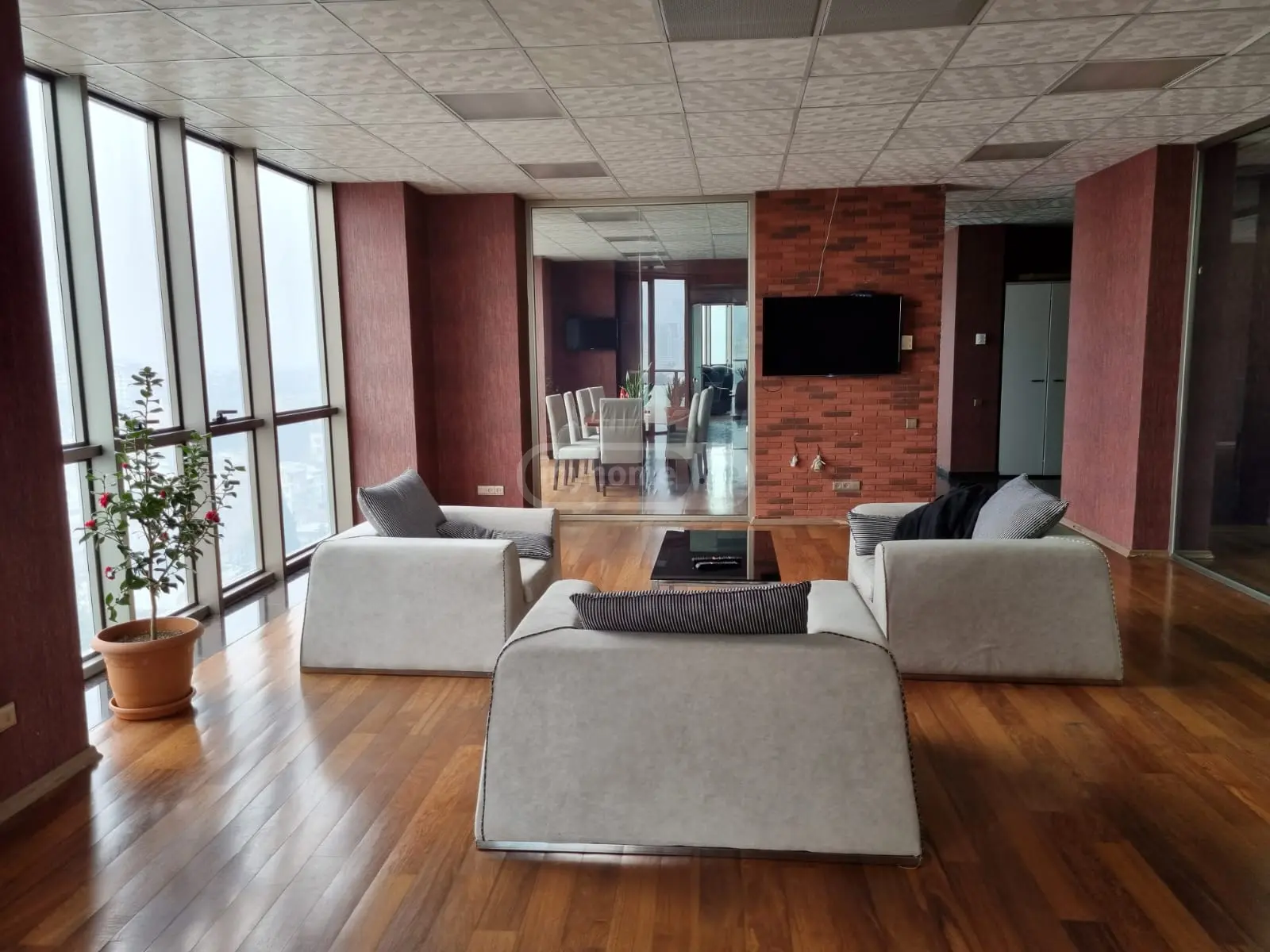  ქირავდება 250 m² ფართობის კომერციული ფართი ლილოში  ყაზბეგის ქუჩაზე 
