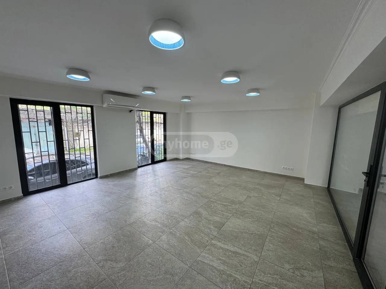  ქირავდება 250 m² ფართობის კომერციული ფართი საბურთალოზე  ნუცუბიძის ქუჩაზე 