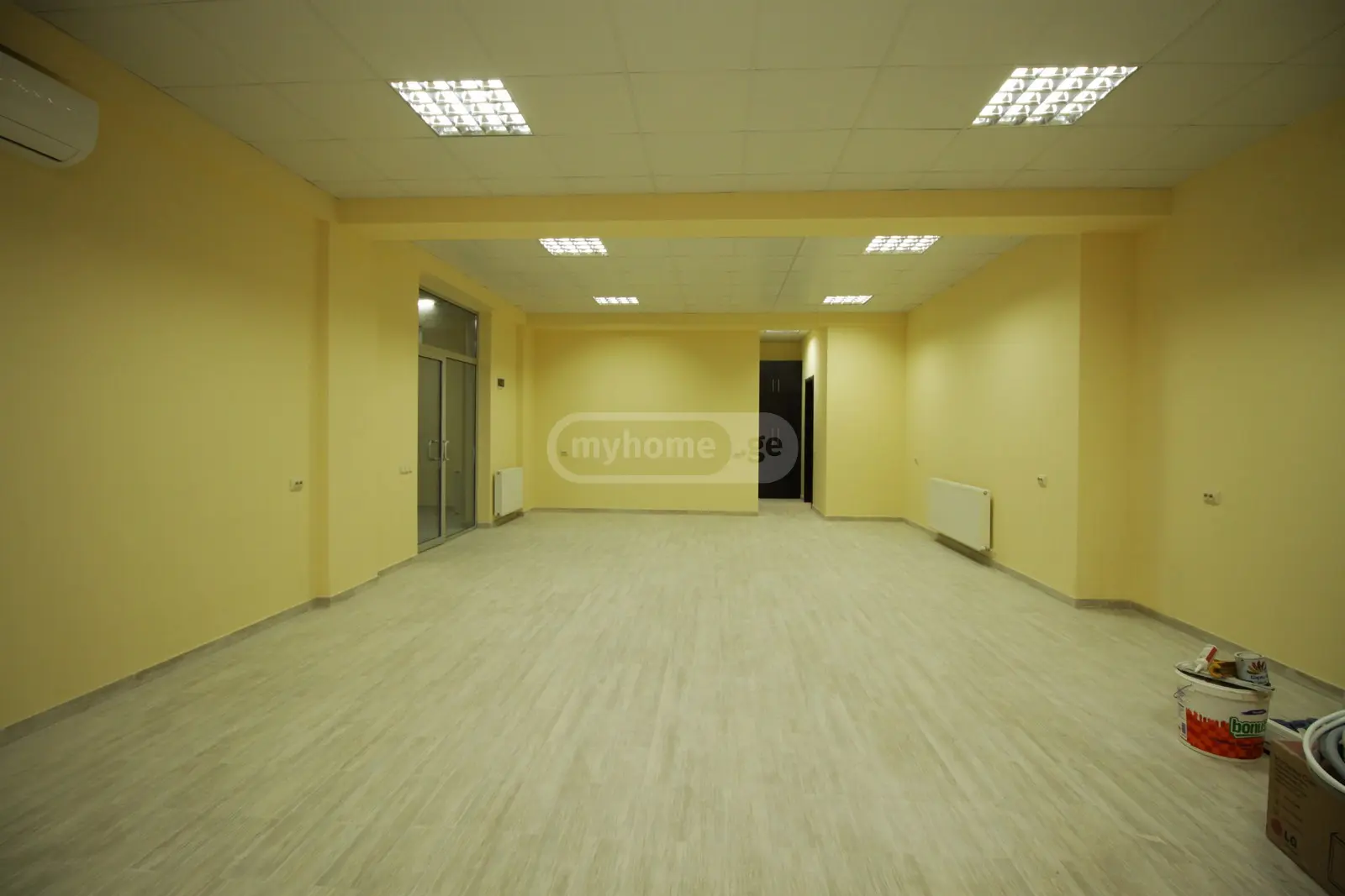  ქირავდება 95 m² ფართობის კომერციული ფართი დიდ დიღომში  გიორგი ბრწყინვალეს ქუჩაზე 