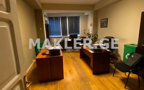  იყიდება 303 m² ფართობის ოფისი ვაკეში