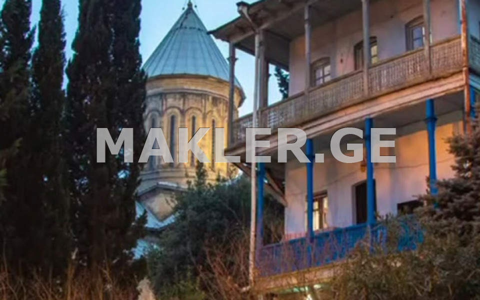  למכירה 1 חֶדֶר  דִירָה in Sololaki dist. (Old Tbilisi)  in Erekle II square 