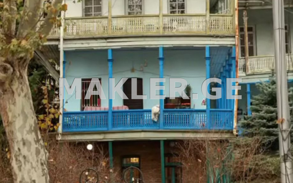  למכירה 1 חֶדֶר  דִירָה in Sololaki dist. (Old Tbilisi)  in Erekle II square 