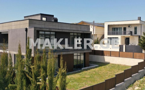  იყიდება 525 m² ფართობის საკუთარი სახლი ლისის ტბაზე