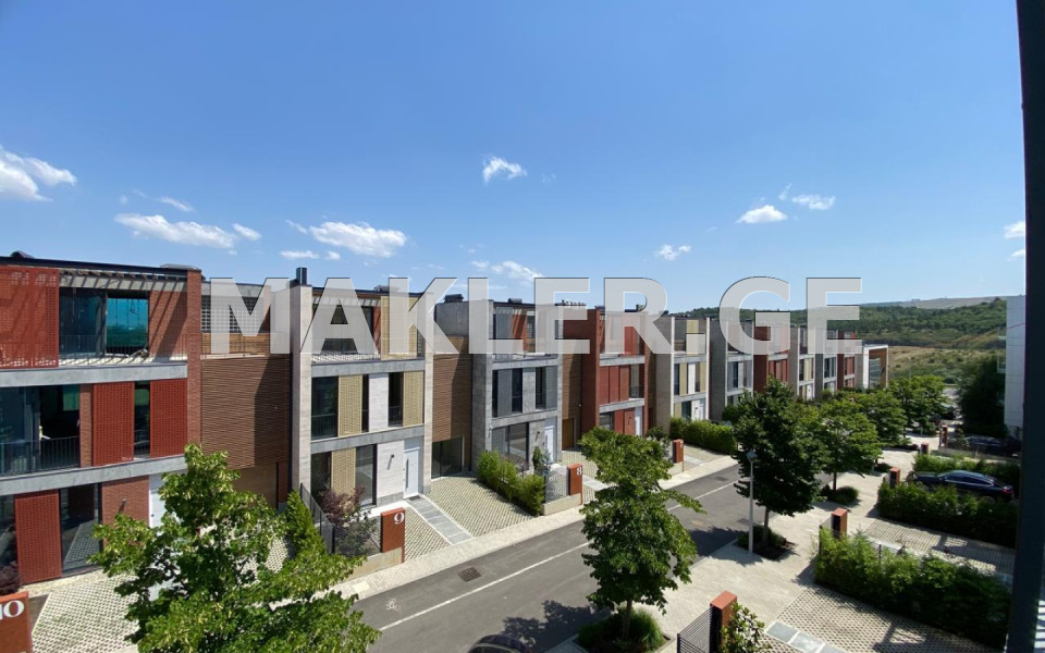  出售 335 m² space 私人+独立屋 in Oqrokana