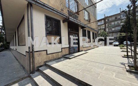  להשכרה 1000 m² מֶרחָב מסחרי חלל in Saburtalo dist.  in Iosebidze st. 