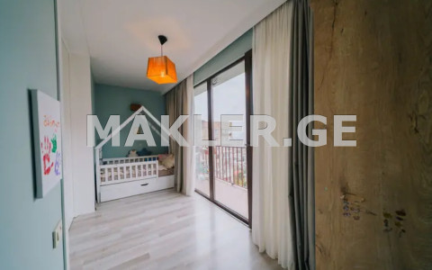  للبيع 3 room  الشقة في منطقة سابورتالو  في هضبة نوتسوبيدزه 
