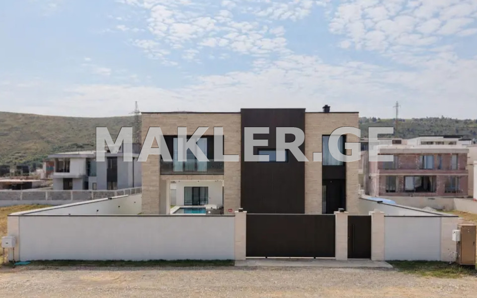  იყიდება 400 m² ფართობის საკუთარი სახლი ლისის ტბაზე