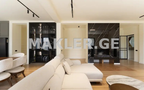  იყიდება 400 m² ფართობის საკუთარი სახლი ლისის ტბაზე