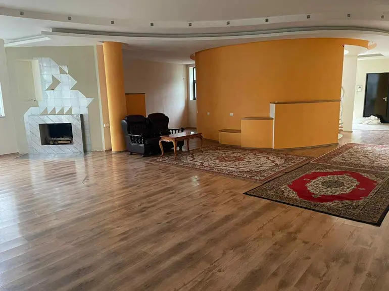  למכירה להשכרה 500 m² מֶרחָב פרטי בית in Vake dist.  on A.Razmadze st. 