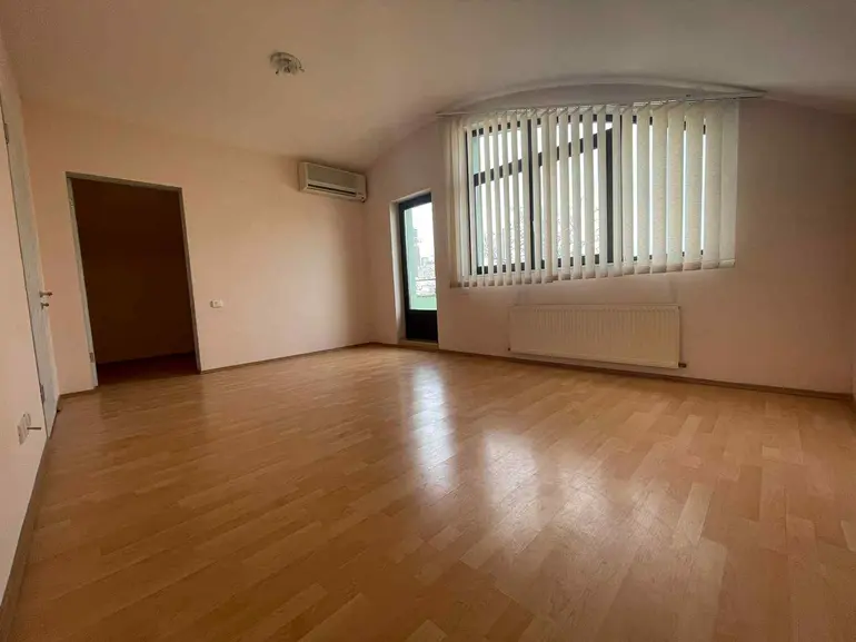  למכירה להשכרה 500 m² מֶרחָב פרטי בית in Vake dist.  on A.Razmadze st. 