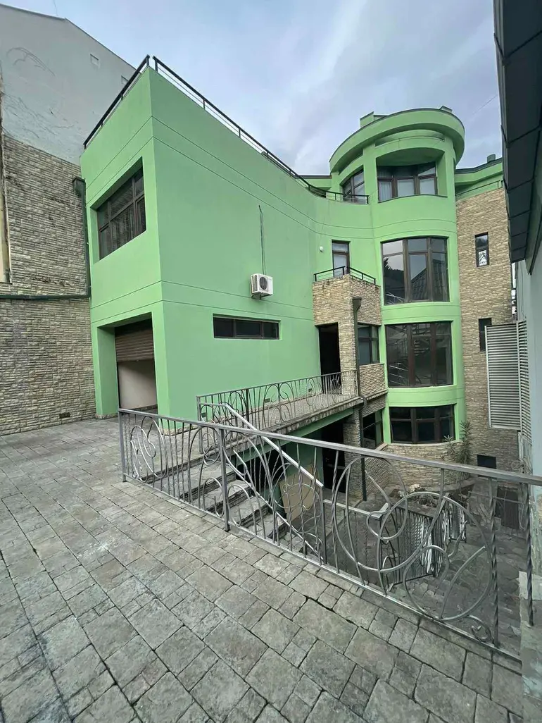  למכירה להשכרה 500 m² מֶרחָב פרטי בית in Vake dist.  on A.Razmadze st. 