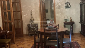 იყიდება 4 ოთახიანი  ბინა მთაწმინდაზე