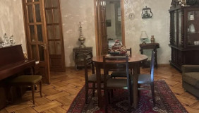 იყიდება 4 ოთახიანი  ბინა მთაწმინდაზე
