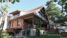 იყიდება 300 m² ფართობის საკუთარი სახლი ვაკეში