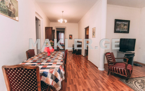  ქირავდება 200 m² ფართობის საკუთარი სახლი ვაკეში  შატბერაშვილის ხევში 