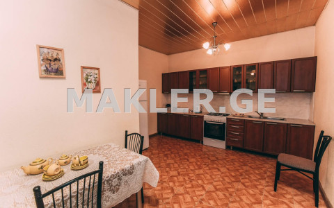  ქირავდება 200 m² ფართობის საკუთარი სახლი ვაკეში  შატბერაშვილის ხევში 