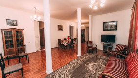 ქირავდება 200 m² ფართობის საკუთარი სახლი ვაკეში