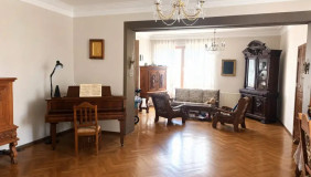 ქირავდება 400 m² ფართობის საკუთარი სახლი ვაკეში