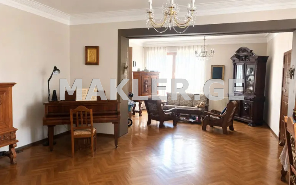  ქირავდება 400 m² ფართობის საკუთარი სახლი ვაკეში  შატბერაშვილის ქუჩაზე 