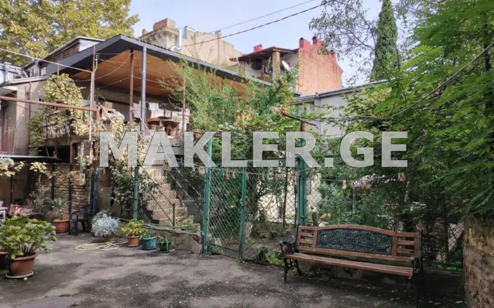  იყიდება 256 m² ფართობის საკუთარი სახლი ვერაზე  ზანდუკელის ქუჩაზე 