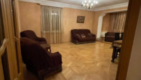იყიდება 2 ოთახიანი  ბინა საბურთალოზე