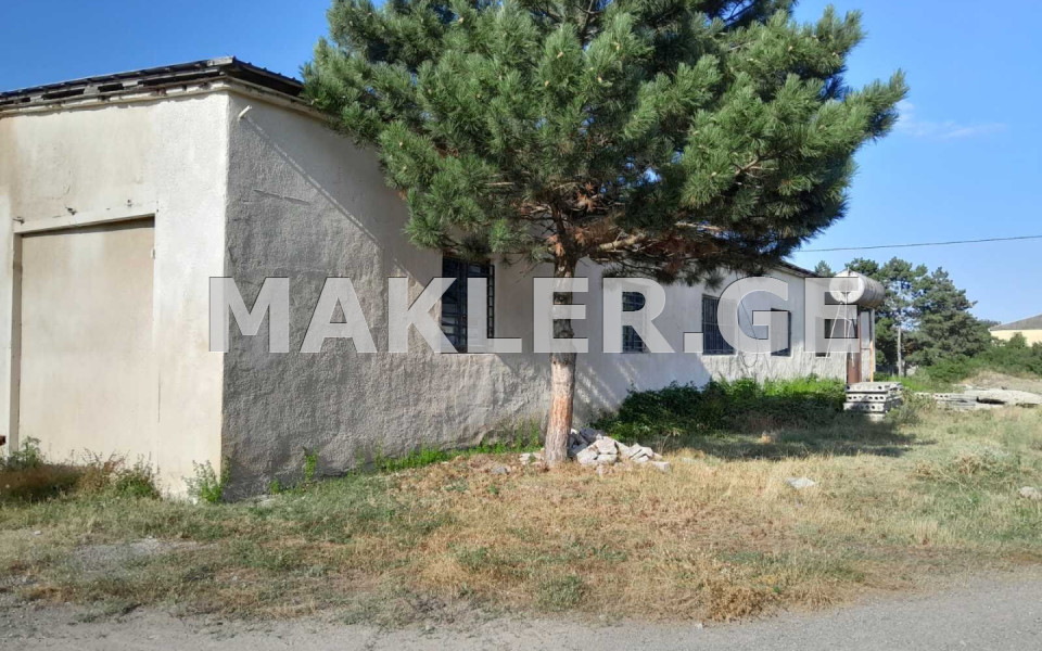  იყიდება 641 m² ფართობის კომერციული ფართი ქარელში