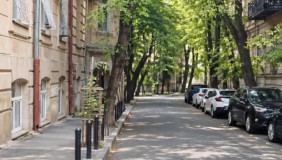 იყიდება 2 ოთახიანი  ბინა მთაწმინდაზე